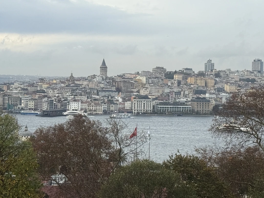 Рушен знает свое дело, провел экскурсию, ответил на наши вопросы, подсказал, что еще посмотреть, куда стоит