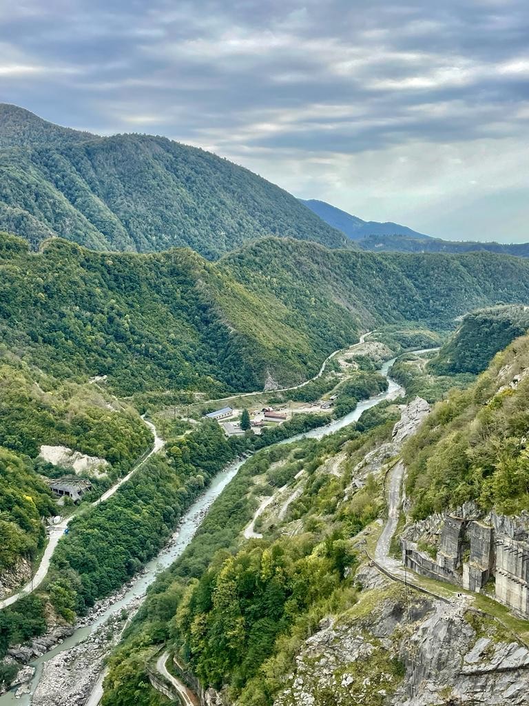 Фото Дворец князей Дадиани и Ингурская ГЭС