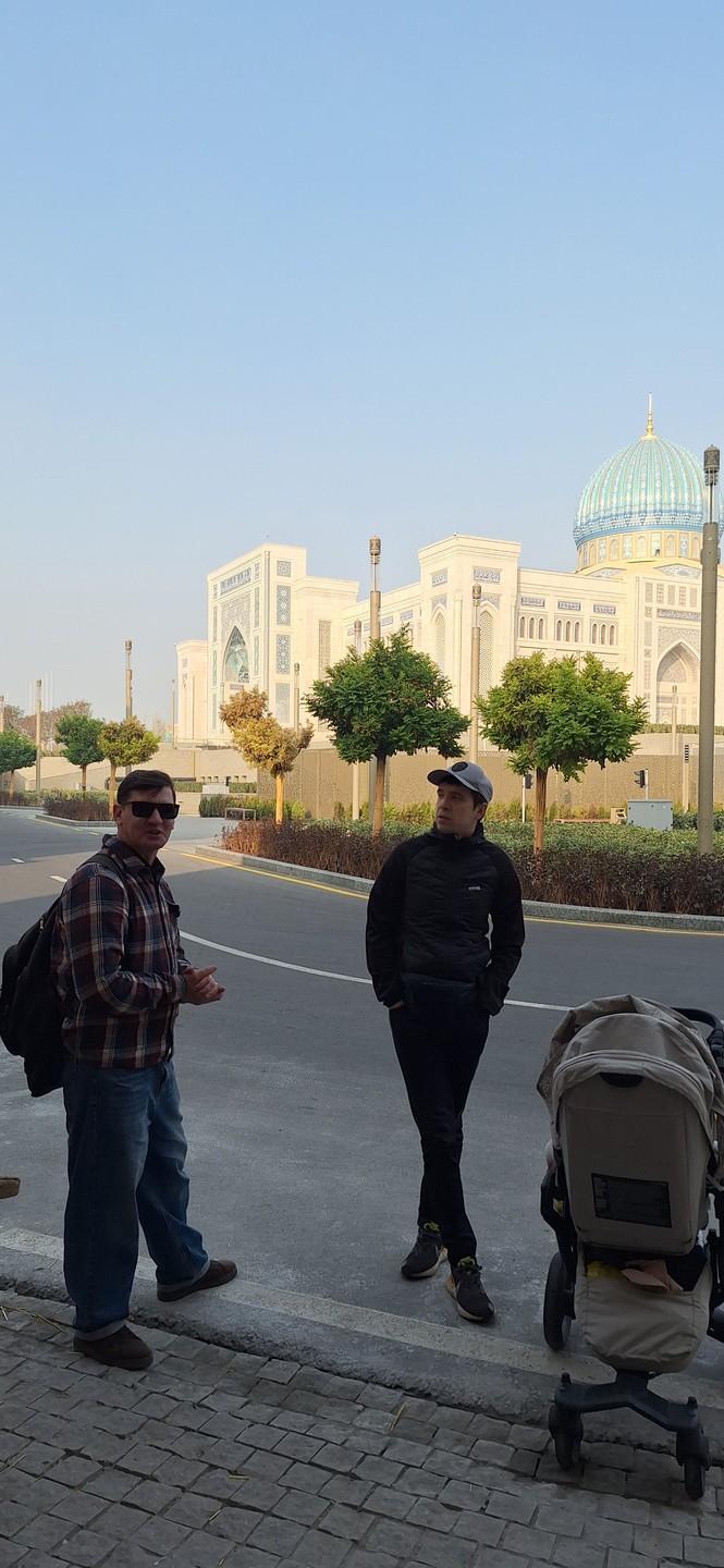 Мы поучаствовали в прогулке-впечатлении! Гуляли с Евгением по Ташкенту, были вдвоём с мужем и с малышом