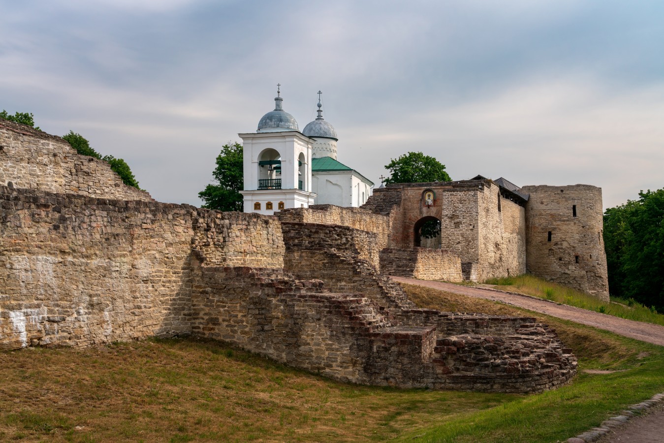 Из Петербурга — в Псков, Изборск, Печоры