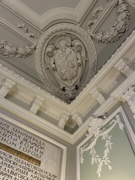 впечатляющие, прекрасно сохранившиеся интерьеры. запоминающаяся подача информации экскурсоводом