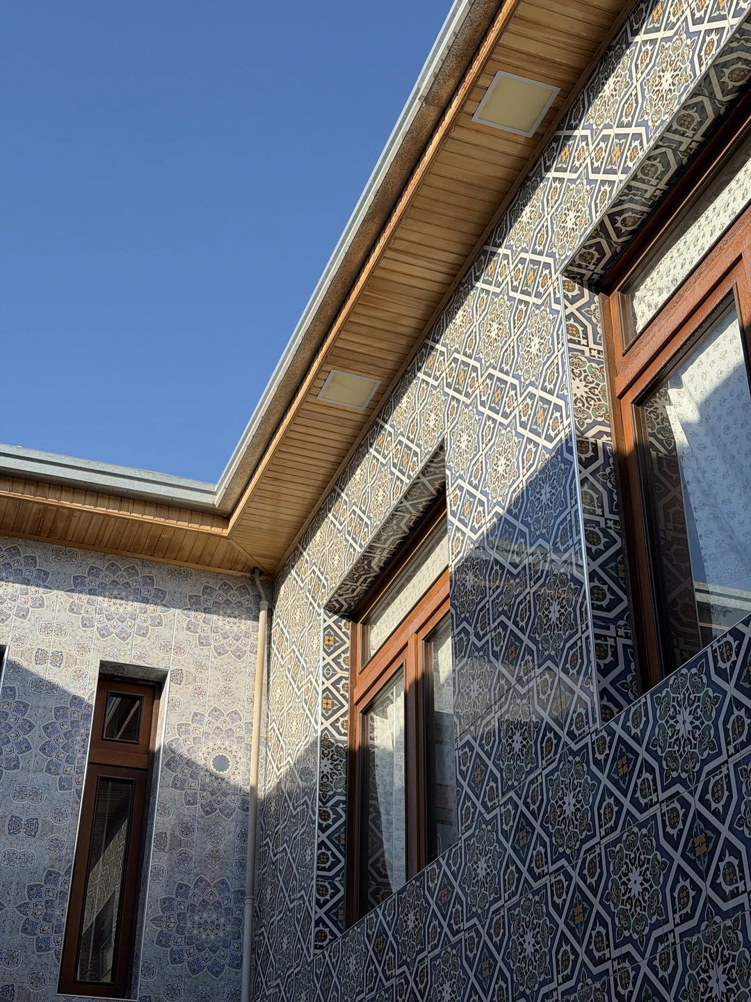 Экскурсия пешеходная, и это ее огромный плюс. Всё компактно, логично, без лишней суеты и переездов. Темп был комфортным, с паузами на фотографии, чай