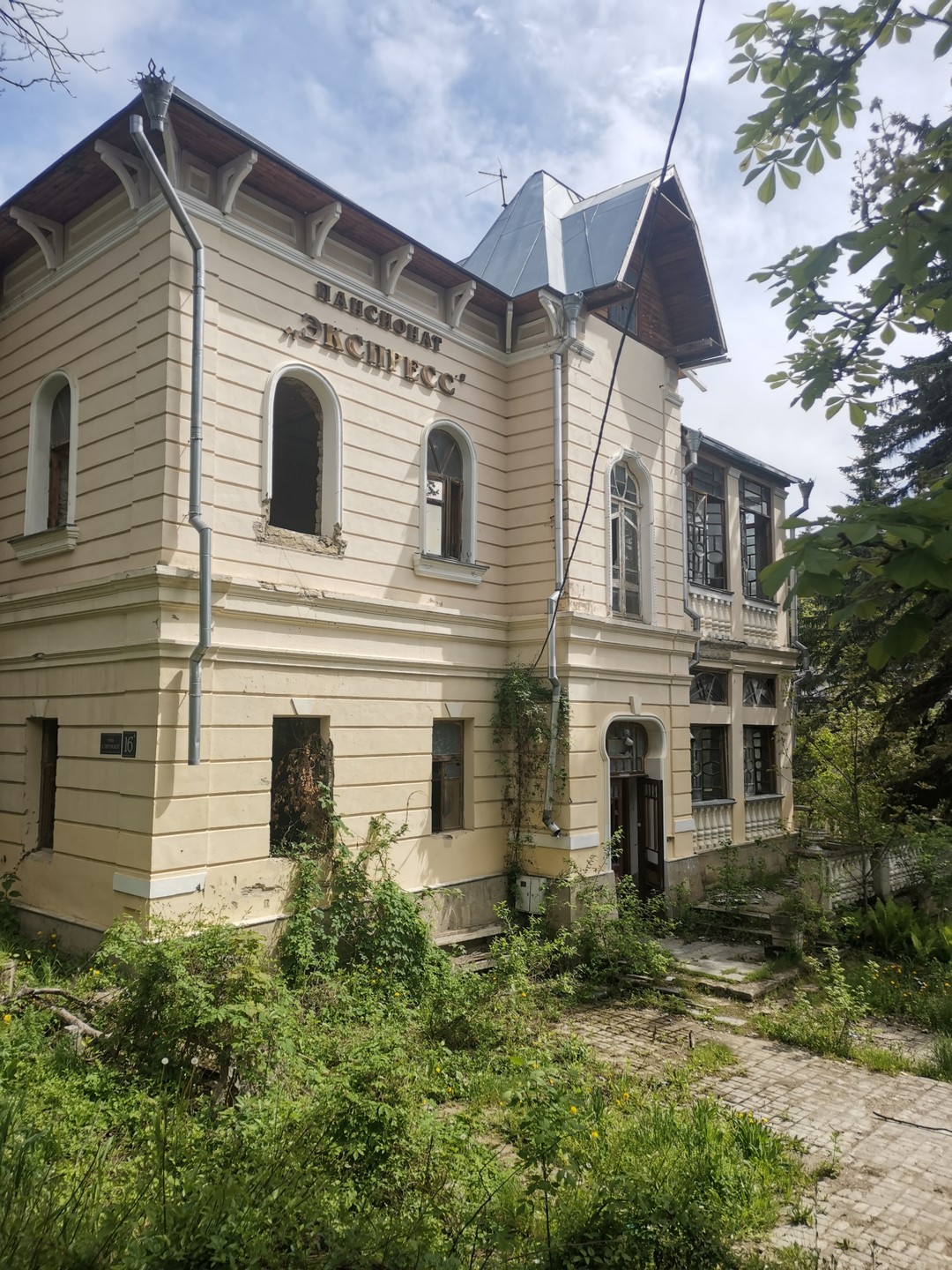 Увы, слишком мало звезд, чтобы оценить эту прекрасную прогулку по Кисловодску вместе с Надеждой. Надо ставить гораздо больше!!!
