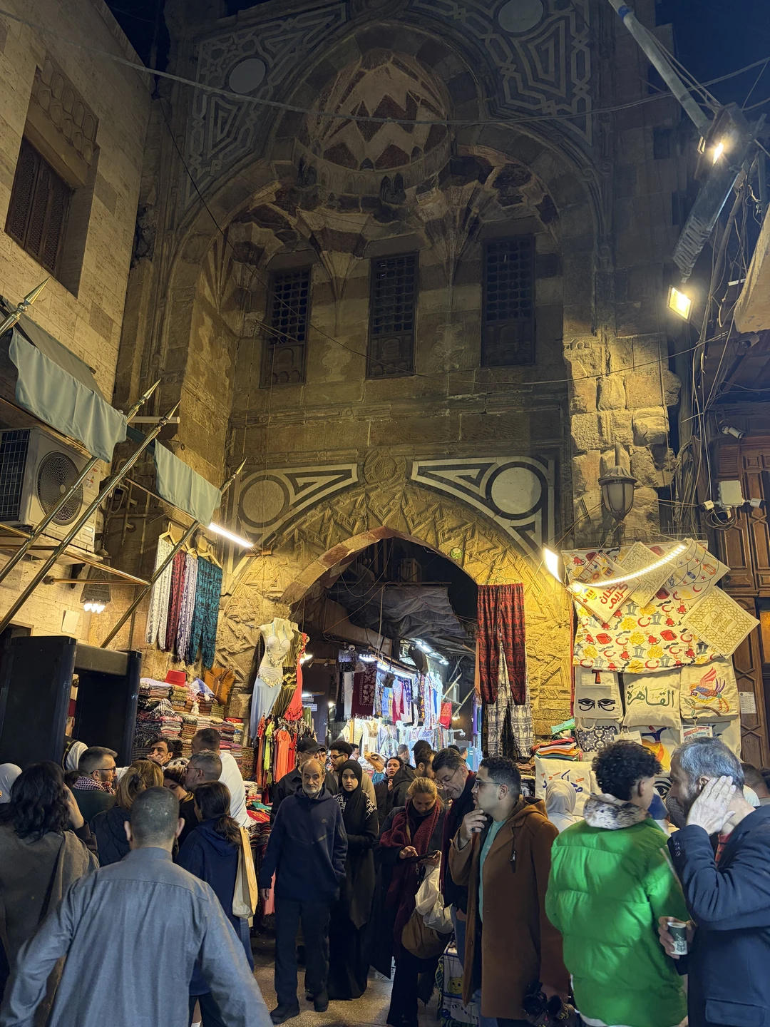 Прекрасный вечер с Юсри! Провел нас по базару, рассказал много интересного про жизнь в Египте и