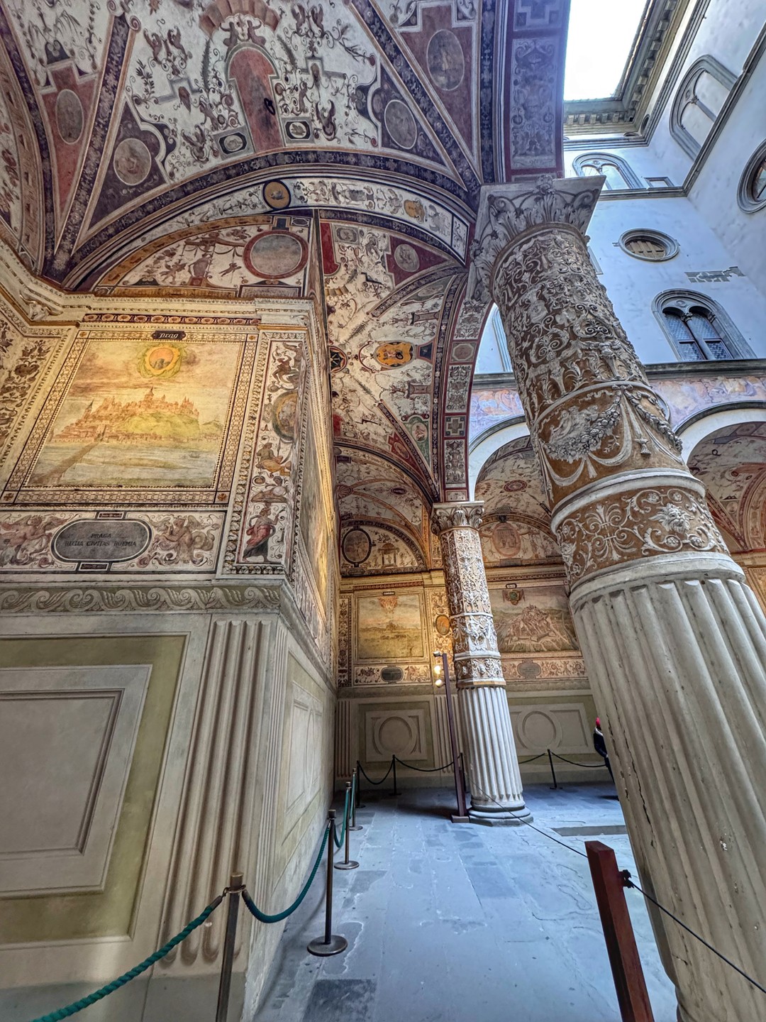 Светлана-прекрасный экскурсовод с глубокими знаниями в искусстве. Провела нас по интереснейшмм маршрутам Флоренции, даже находясь в