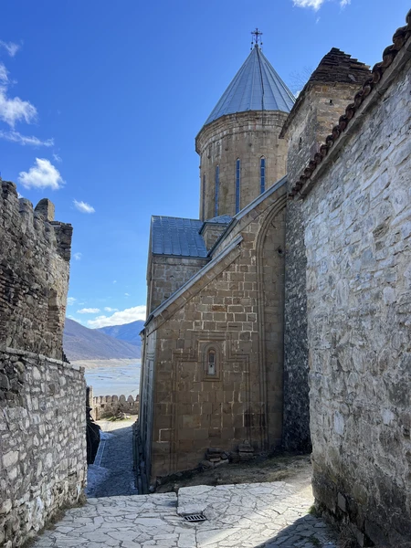 Вчера побывали на экскурсии к Казбеку и в крепость Ананури — это было одно из самых ярких впечатлений нашей поездки!