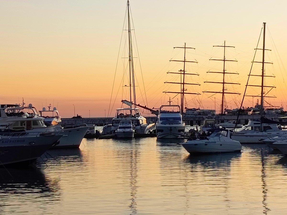 Ночная прогулка на яхте - вдоль берега Сочи