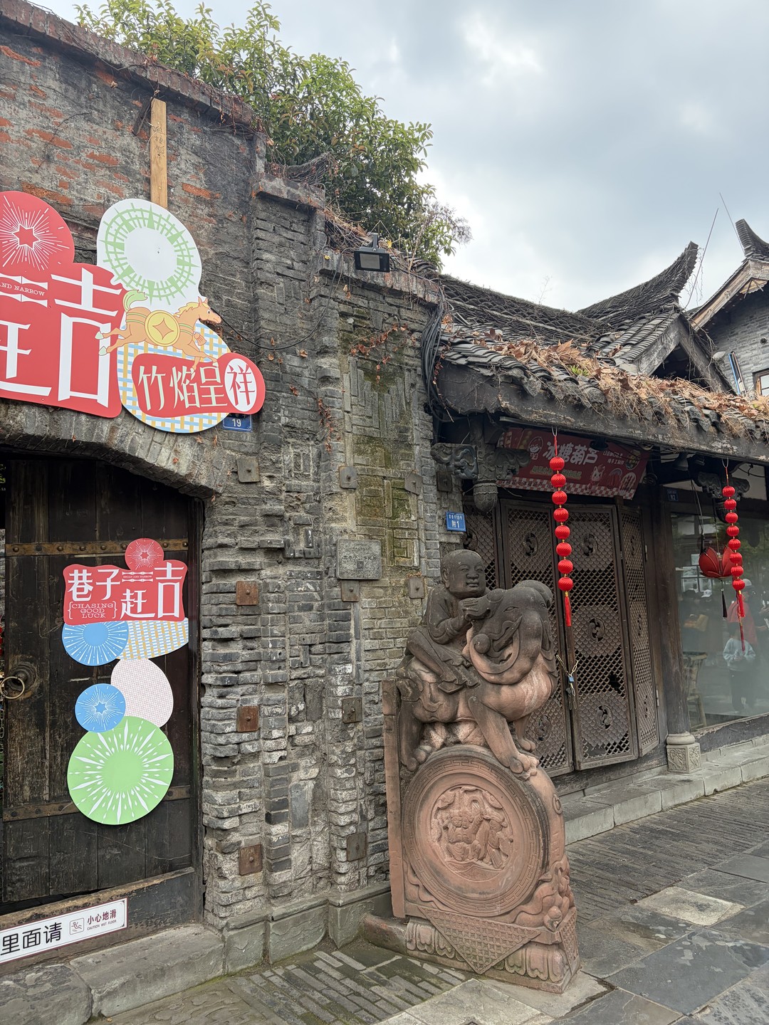 Гид Женя встретил нас утром в аэропорту