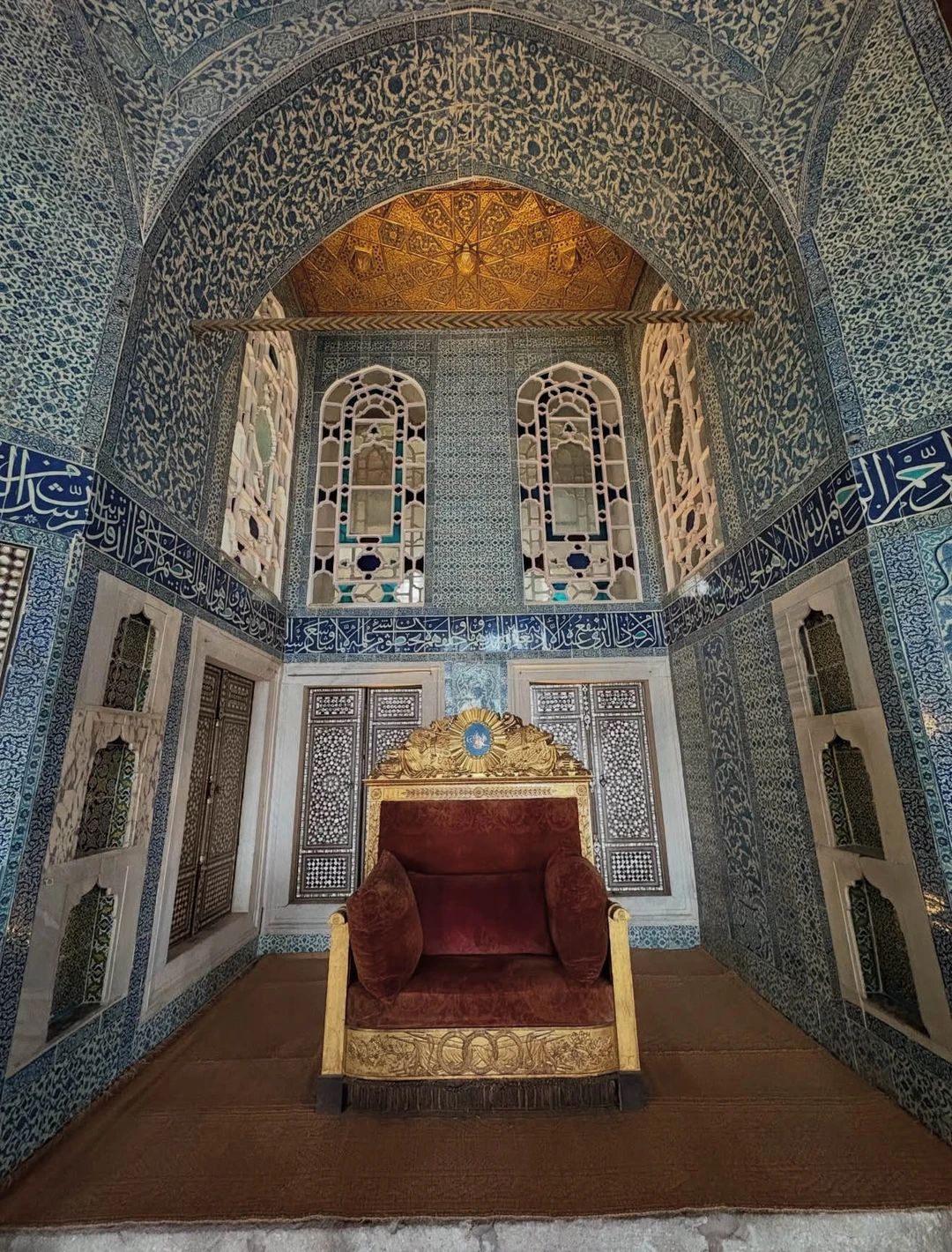 Экскурсия по Султанахмету стала для меня настоящим открытием: дворец Топкапы, наследие Османской империи, слои древних эпох