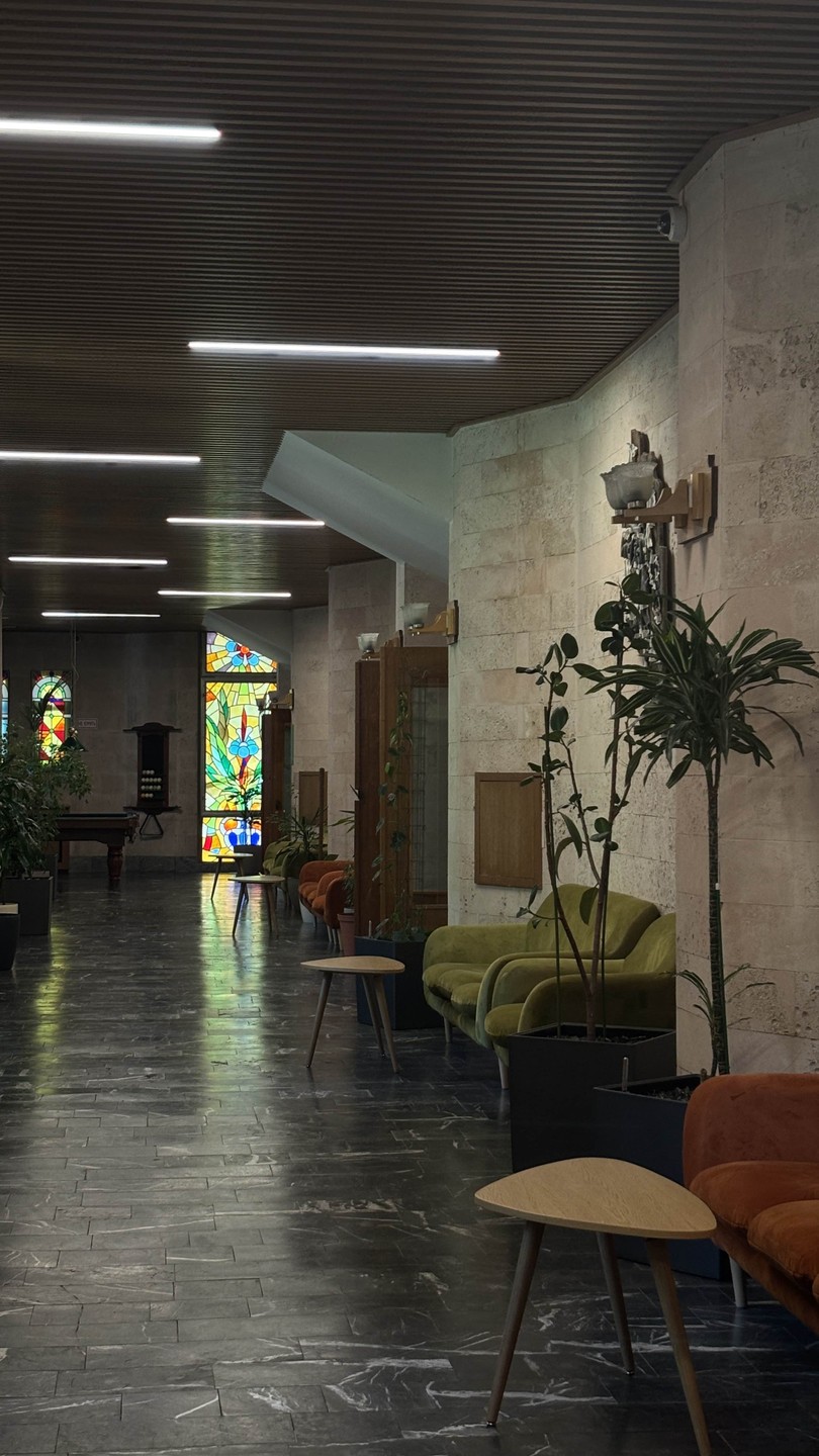 Очень интересно все рассказали, явно чувствуется любовь гида к этому месту. Само Переделкино конечно чудесное место, рекомендую к посещению!