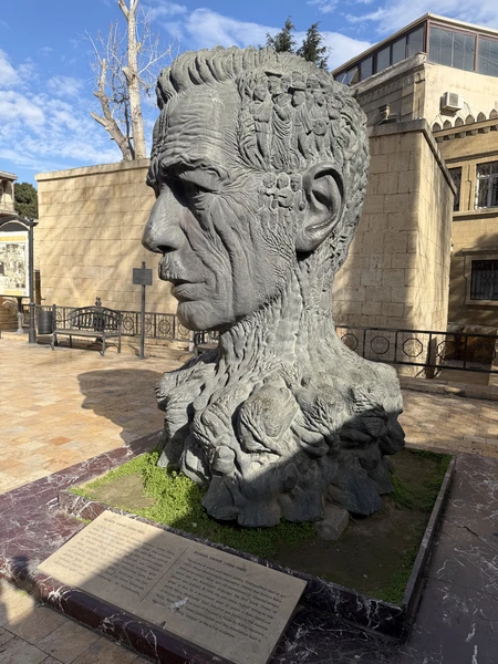 Пешая прогулка в компании гида Турала оставила много приятных воспоминаний о старом городе Баку. Узнали много