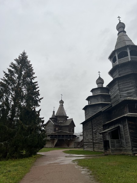 Наш экскурсовод, несомненно, обладала обширными познаниями, но стиль общения лично мне был не комфортен, ощущался вайб