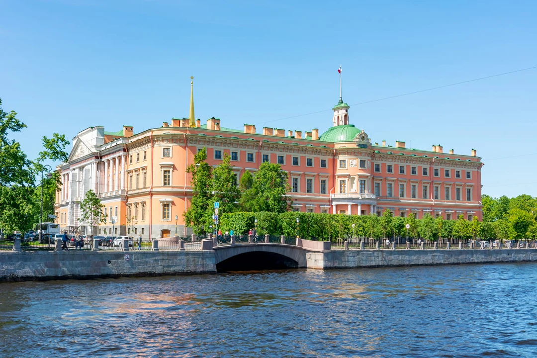 Жігіттің емшегін жалаған видео