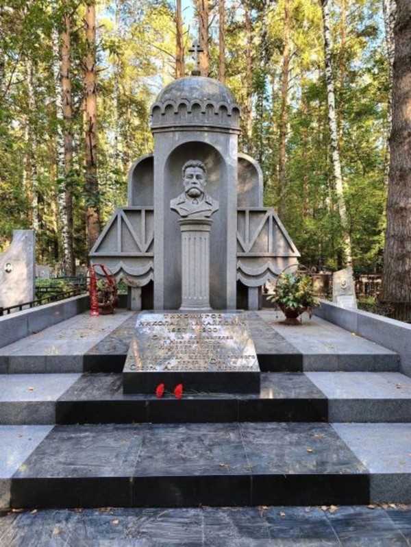 По Заельцовскому кладбищу в Новосибирске