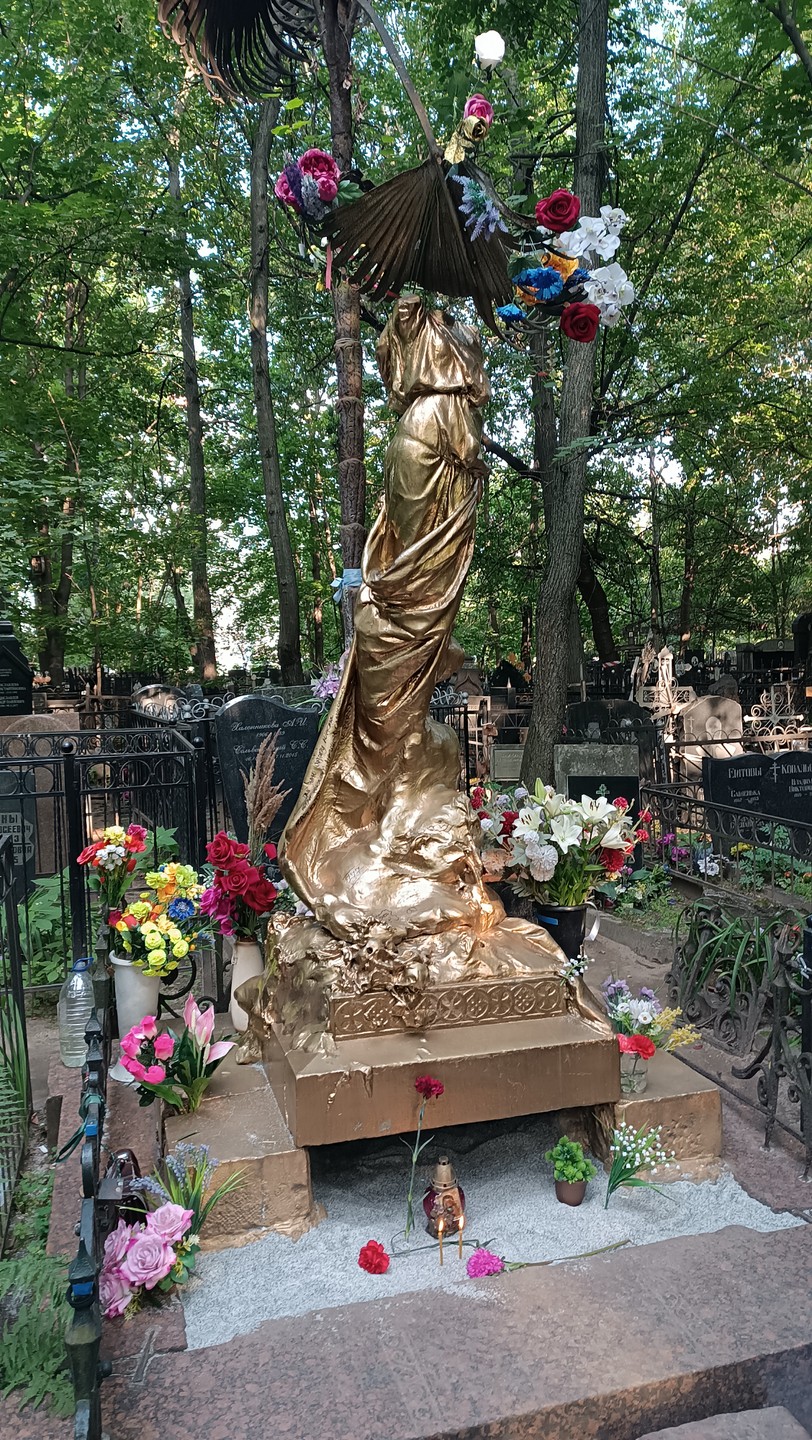 Пишу отзыв по горячим следам. Сегодня с дочкой (11 лет) два часа гуляли по кладбищу в