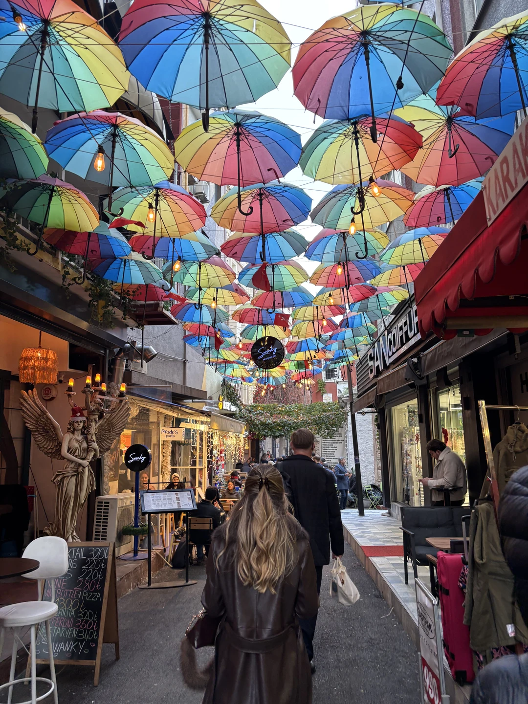 Джевхер проводил нашу экскурсию по Стамбулу 20 декабря. Наша небольшая группа была в восторге от нашего