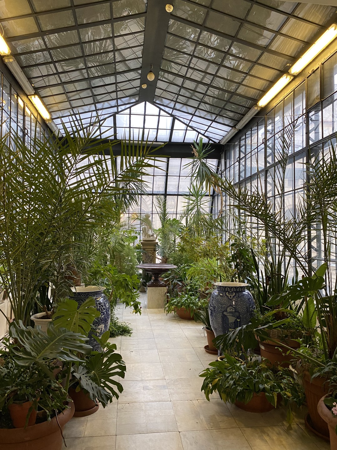 Данный дворец не оставит равнодушным никого! Многое осталось с тех времён,например, люстра из муранского стекла. Интересен