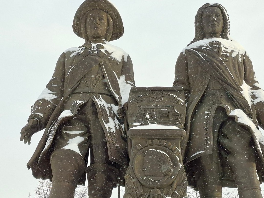 Хорошая экскурсия в дополнение к пешеходной по самому центру. Эта, которая большей частью была на комфортабельном