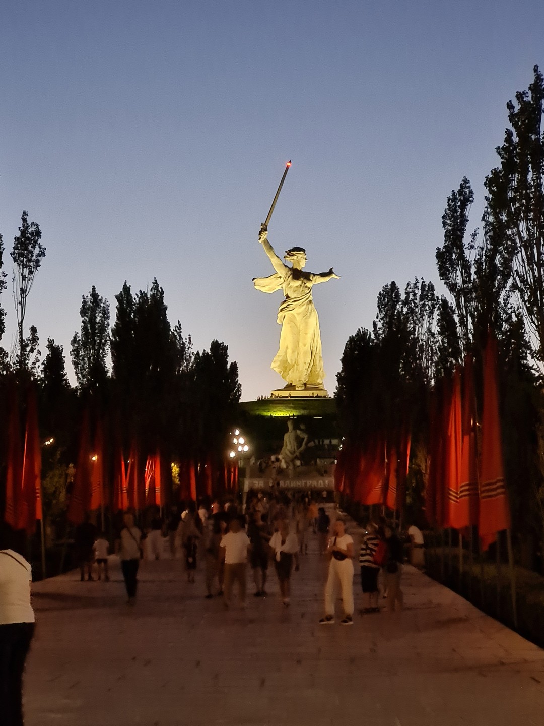 Дмитрий провел нам экскурсию по Мамаеву Кургану. Хочется отметить высочайший профессионализм Дмитрия. Его экскурсия была безупречно