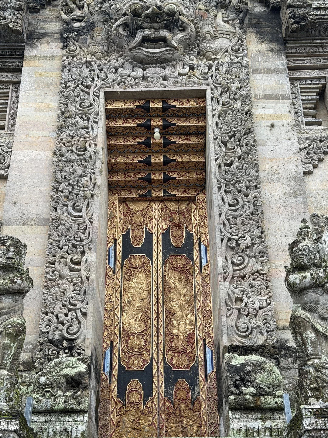 Были с мужем вдвоем. Экскурсия очень понравилось! Гид тоже. Очень интересно рассказывал про традиции Бали и