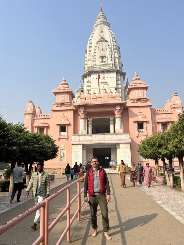 Артемий прекрасный рассказчик, владеющий большими знаниями о городе, о религиях, о истории. Живет и учится в