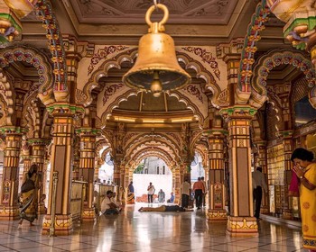 Прибытие в Дели и экскурсия по столице: Ворота Индии, храм Лакшми Нараян и Бангла Сахиб