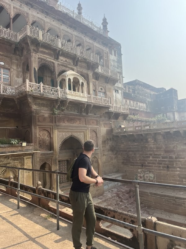 Артемий прекрасный рассказчик, владеющий большими знаниями о городе, о религиях, о истории. Живет и учится в