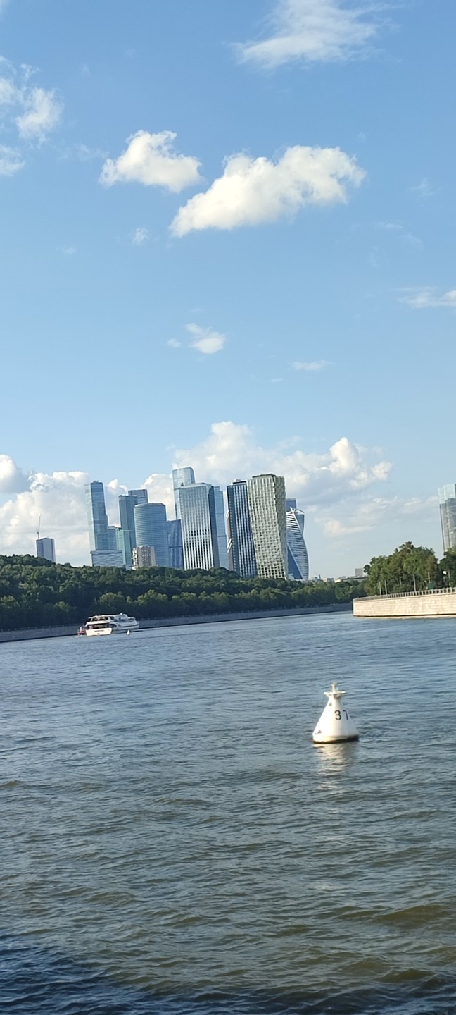 Экскурсии как таковой не было совсем. Отслеживала через 2гис, где идём и сама смотрела, что за