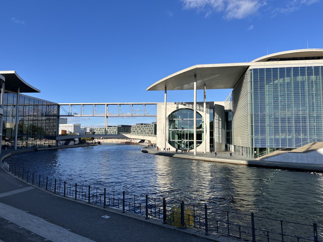 По обе стороны баррикад: пешая прогулка по Берлину (Paul)