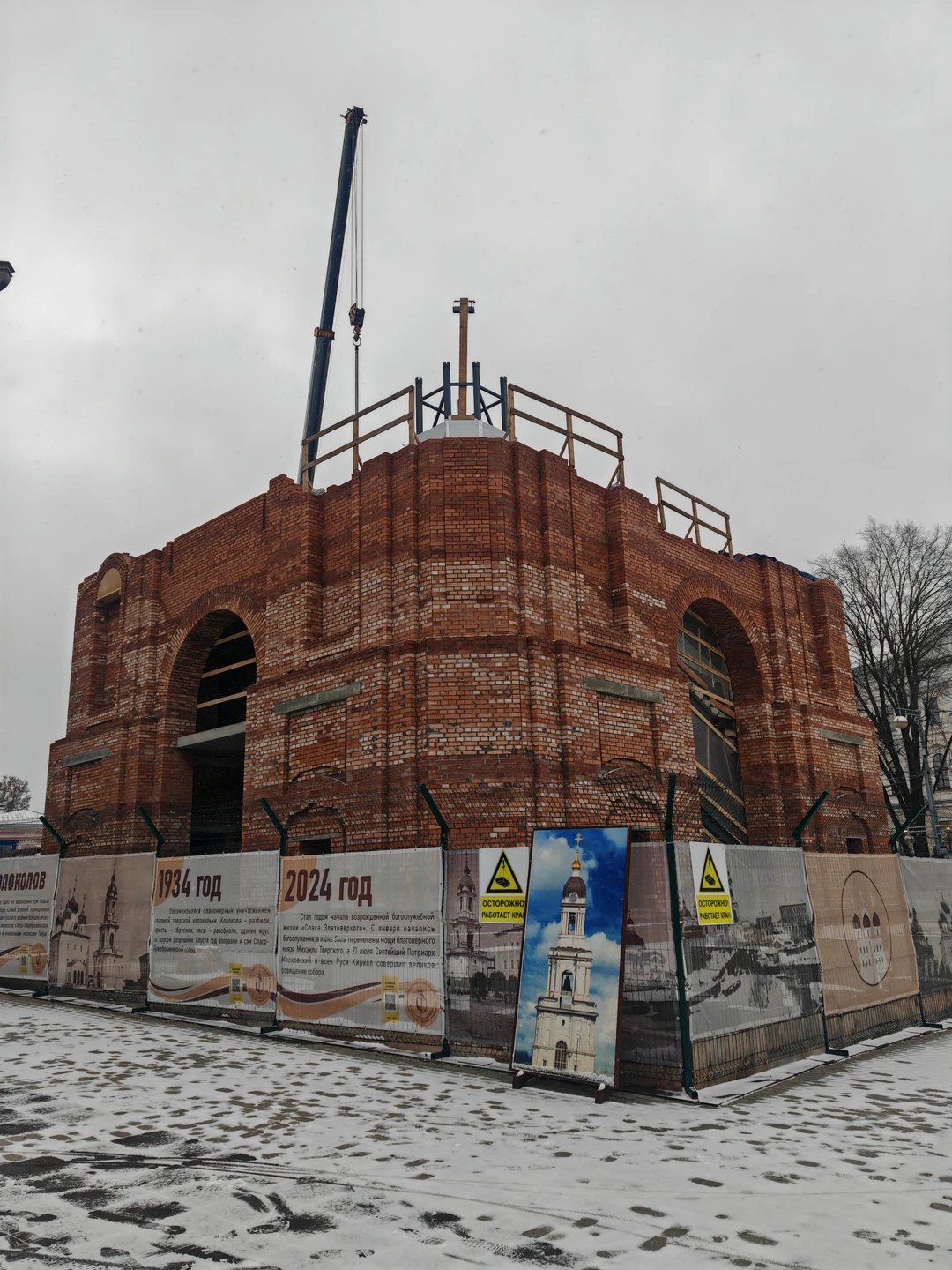 Виктория прекрасный гид, отличное знание материала. Приятное впечатление оставила прогулка по городу. Погода была промозглой, через