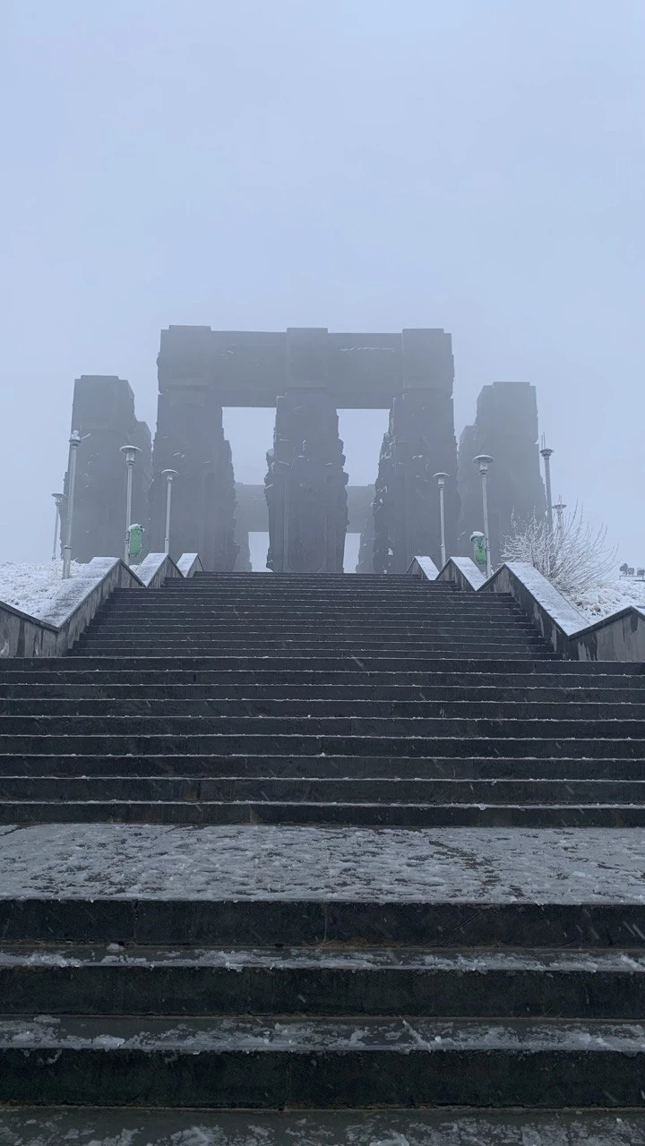 Были на экскурсии в конце Января, в лесу было много снега (что редкость для Тбилиси, было