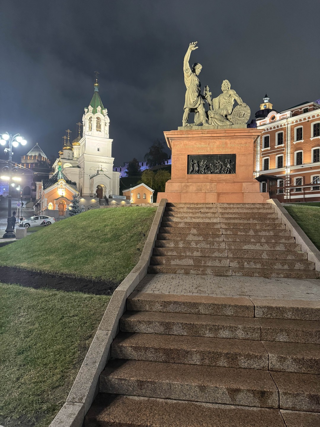 Только что вернулись с экскурсии по вечернему Нижнему. Нам всё очень-очень понравилось. И мой сын-подросток, которого