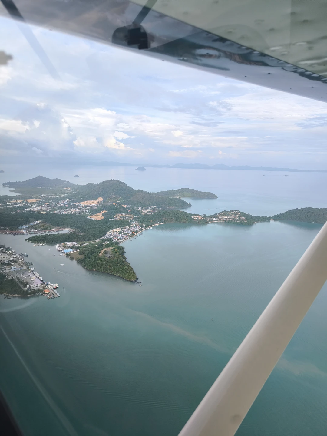 Идея полета-просто классная тема. Вид сверху прекрасен. Спасибо за организацию данного вида отдыха!