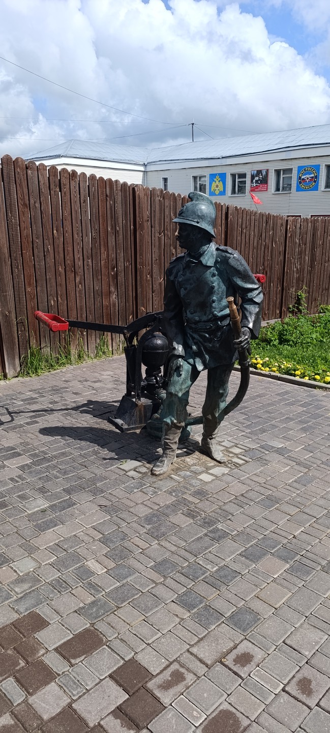 Владимир имеет коласальный багаж знаний по истории Своего края и города. очень хорошая экскурсия. Спасибо, всё понравилось