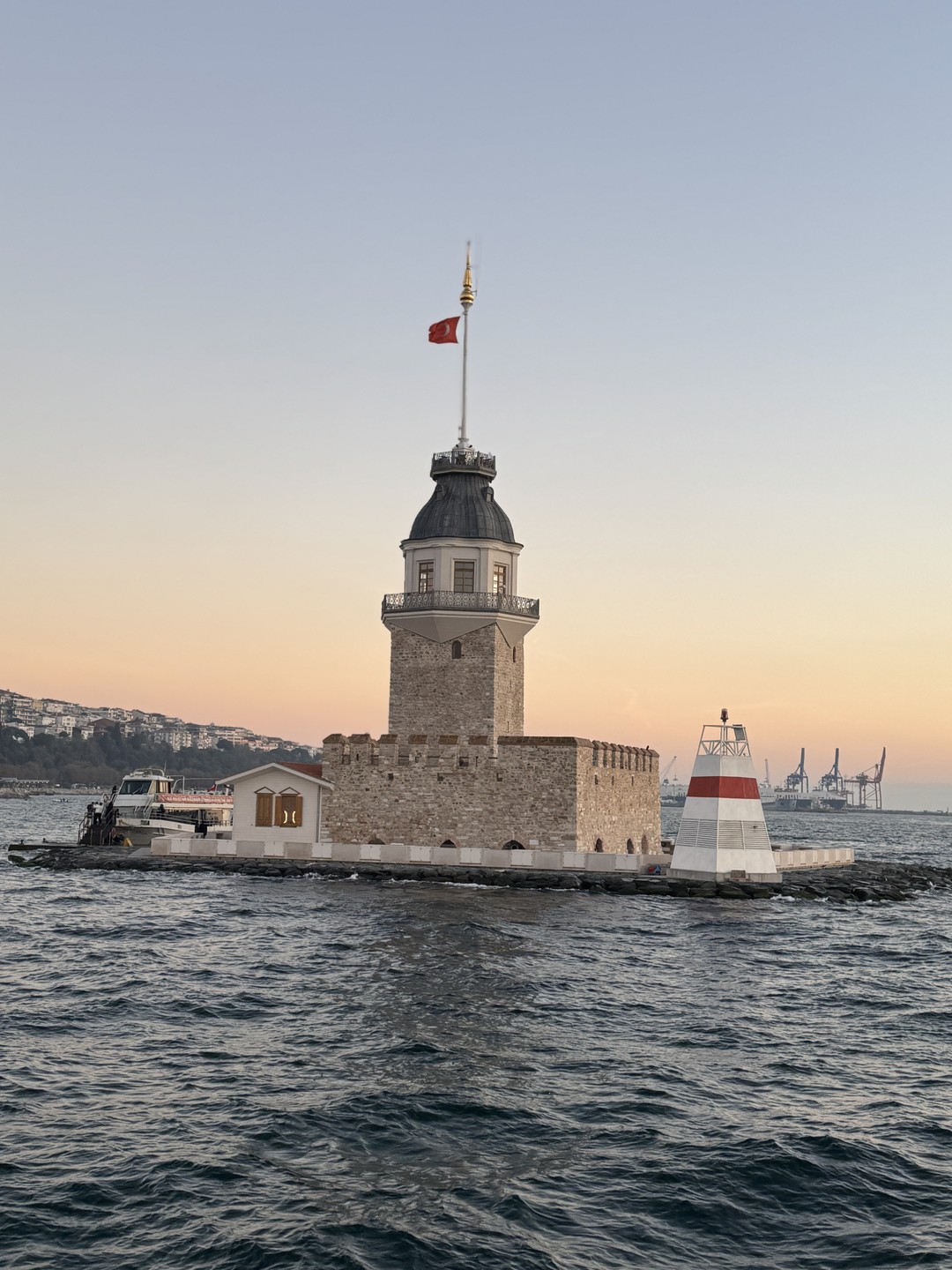 Час на яхте на закате с гидом и живым рассказом - это почти волшебство)