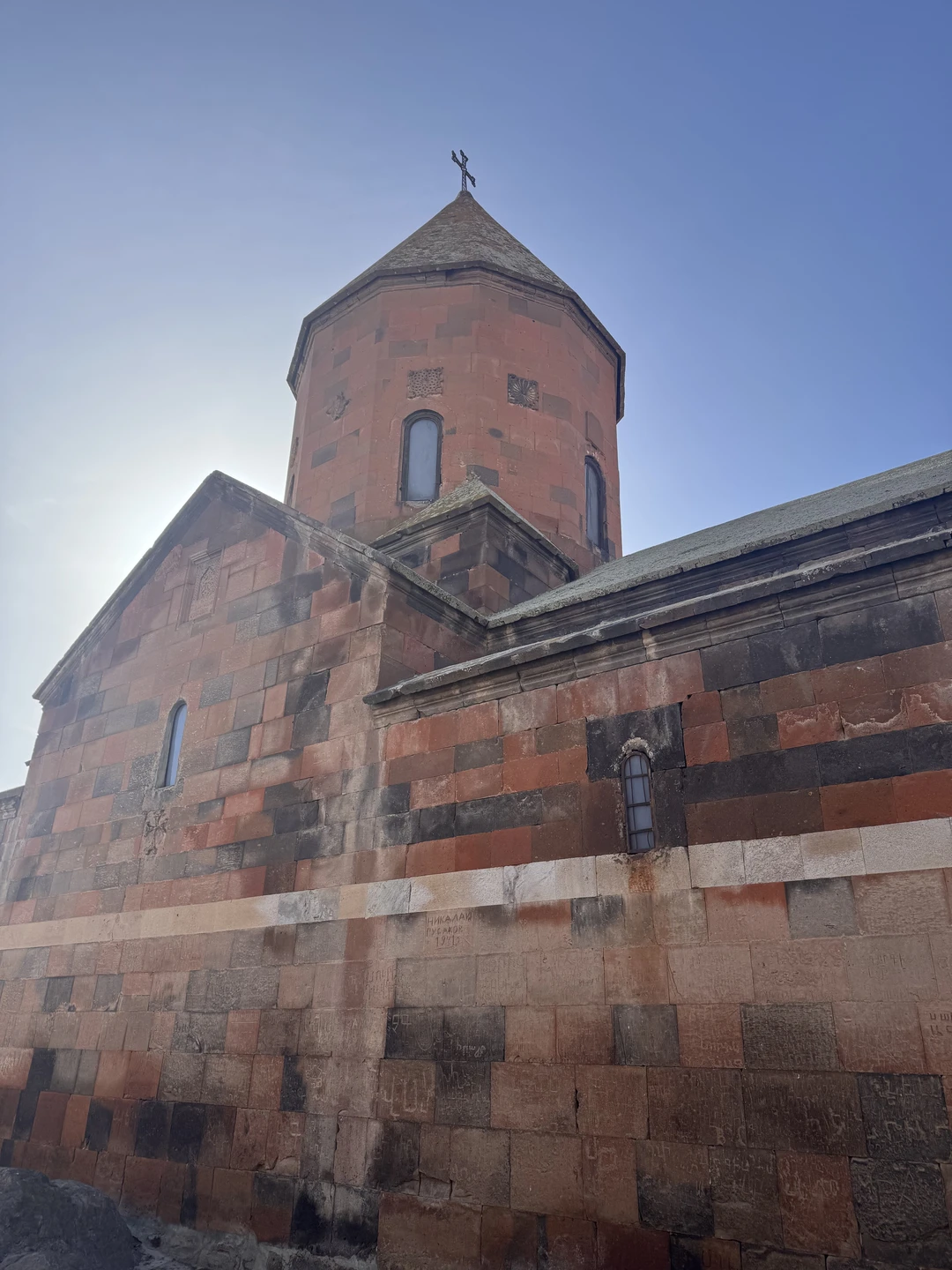 Совсем недавно мы с подругой вернулись из потрясающего путешествия по Армении и спешим поделиться своими впечатлениями