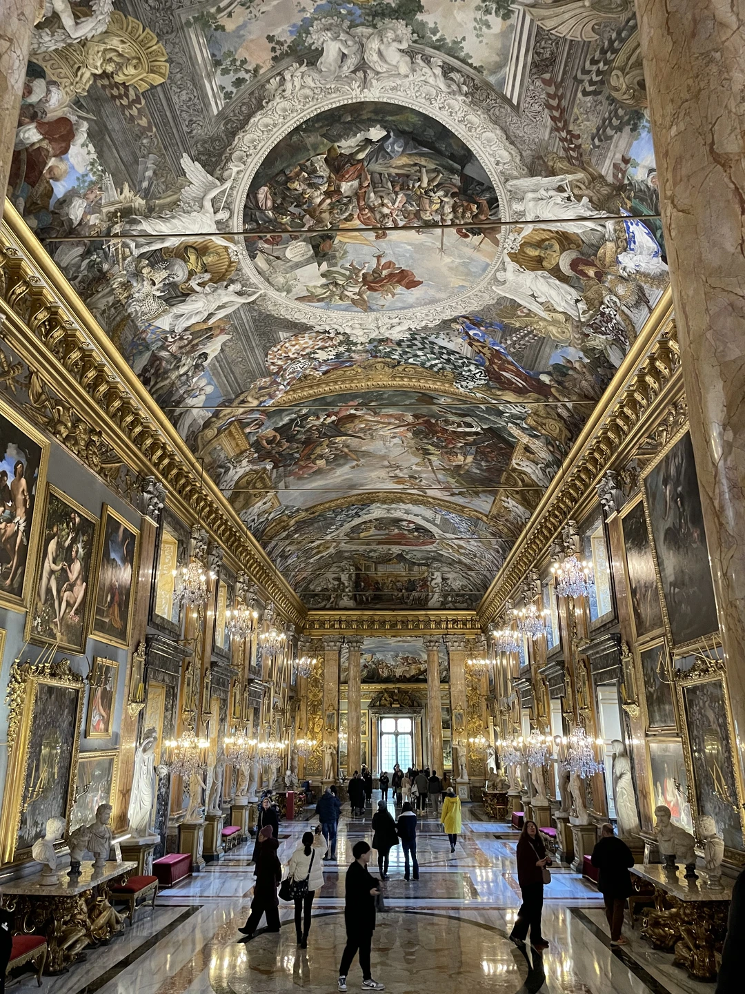 Первоначально я заказал на сайте экскурсию Нелли «Античное сердце Рима». Но очень не вовремя Рим накрыли