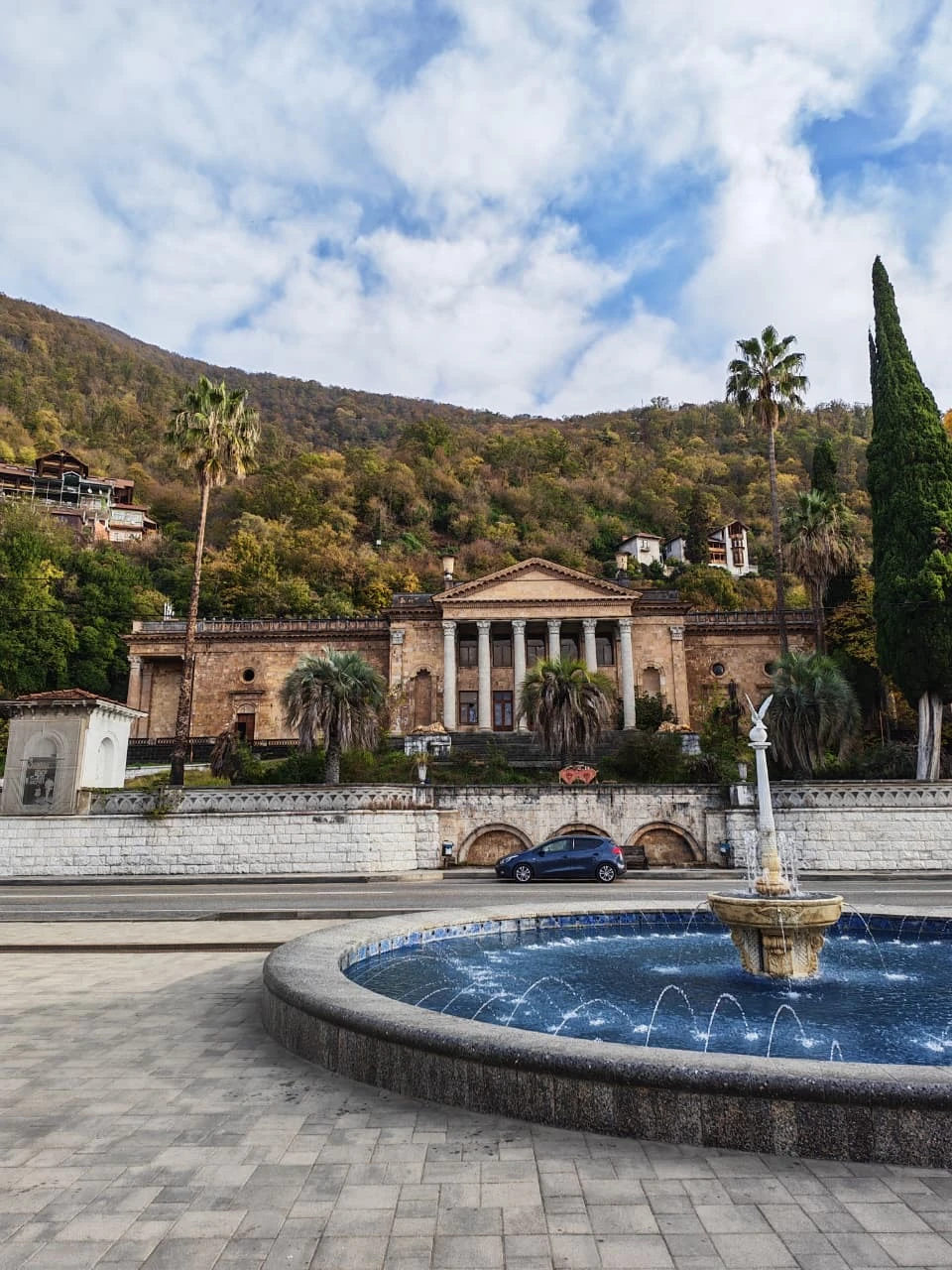 Отличный гид, бусик и экскурсия! Рекомендую! Наш гид был Славик, очень приятный интересный собеседник! Рассказывал не