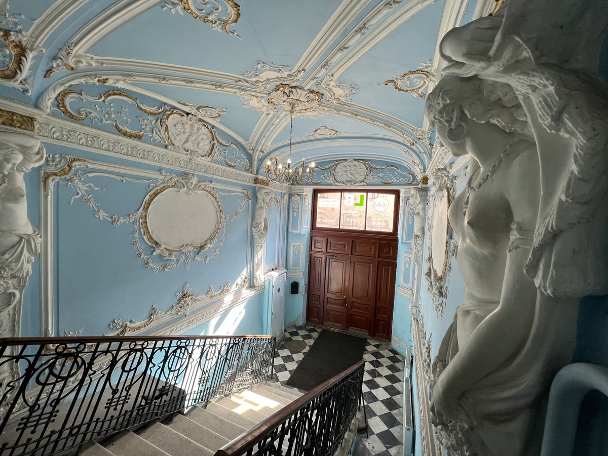 Крыша, дворы, парадные и коммуналка (6/19)