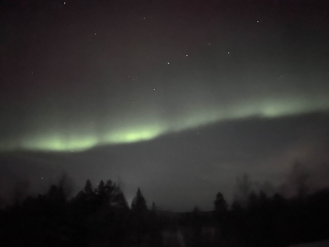 Все было супер! Сияние увидели, хотя особо не надеялись на такое великолепие) Пришлось подождать часок, но