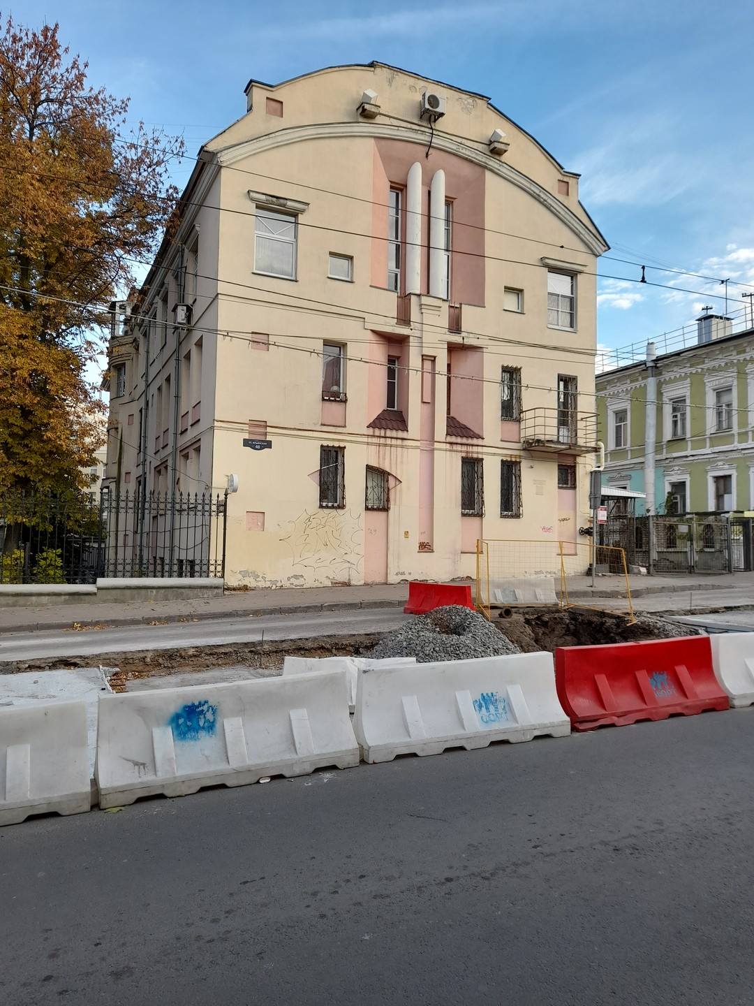 Прогулка была замечательная, интересные дома в разных стилеях на такой собственно недлинной улице. И истории про них рассказаны тоже интересные.