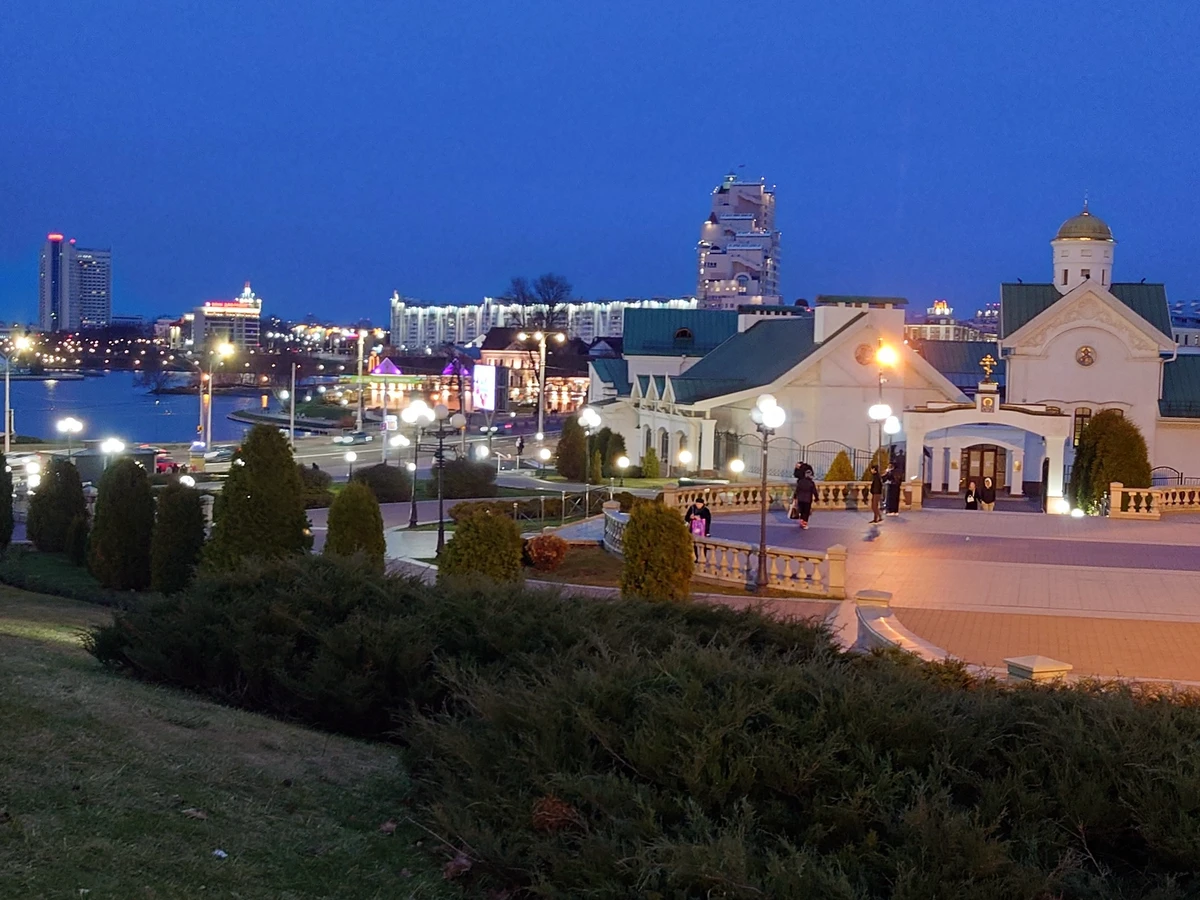 По вечернему Минску: проспект, набережная, улицы и переулки