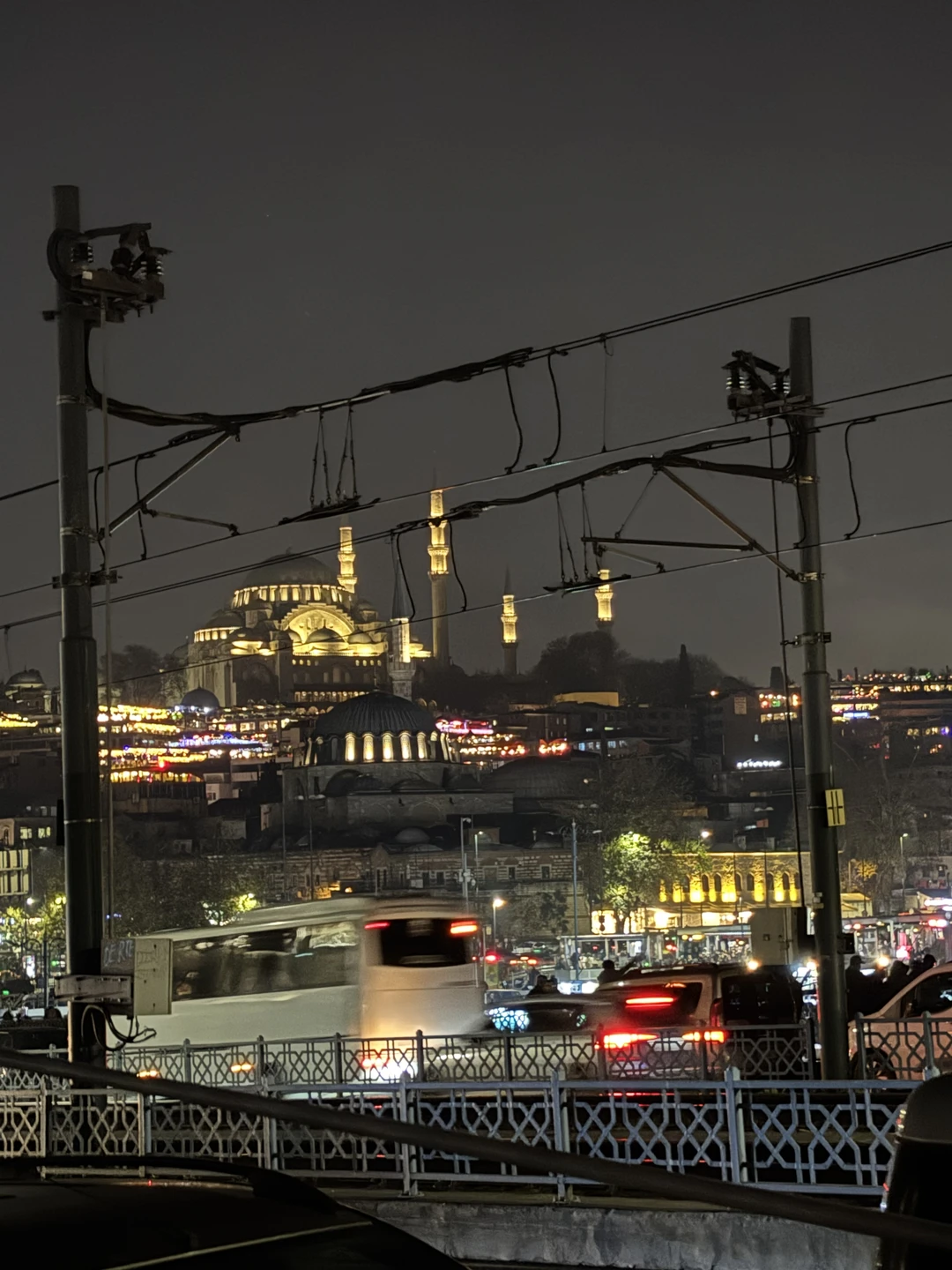 Джевхер проводил нашу экскурсию по Стамбулу 20 декабря. Наша небольшая группа была в восторге от нашего