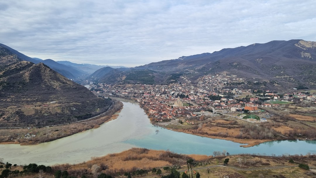 Давид замечательно проводит экскурсии. Он отличный рассказчик, хороший водитель. Очень коммуникабельный и разносторонний человек. Предложит изменение