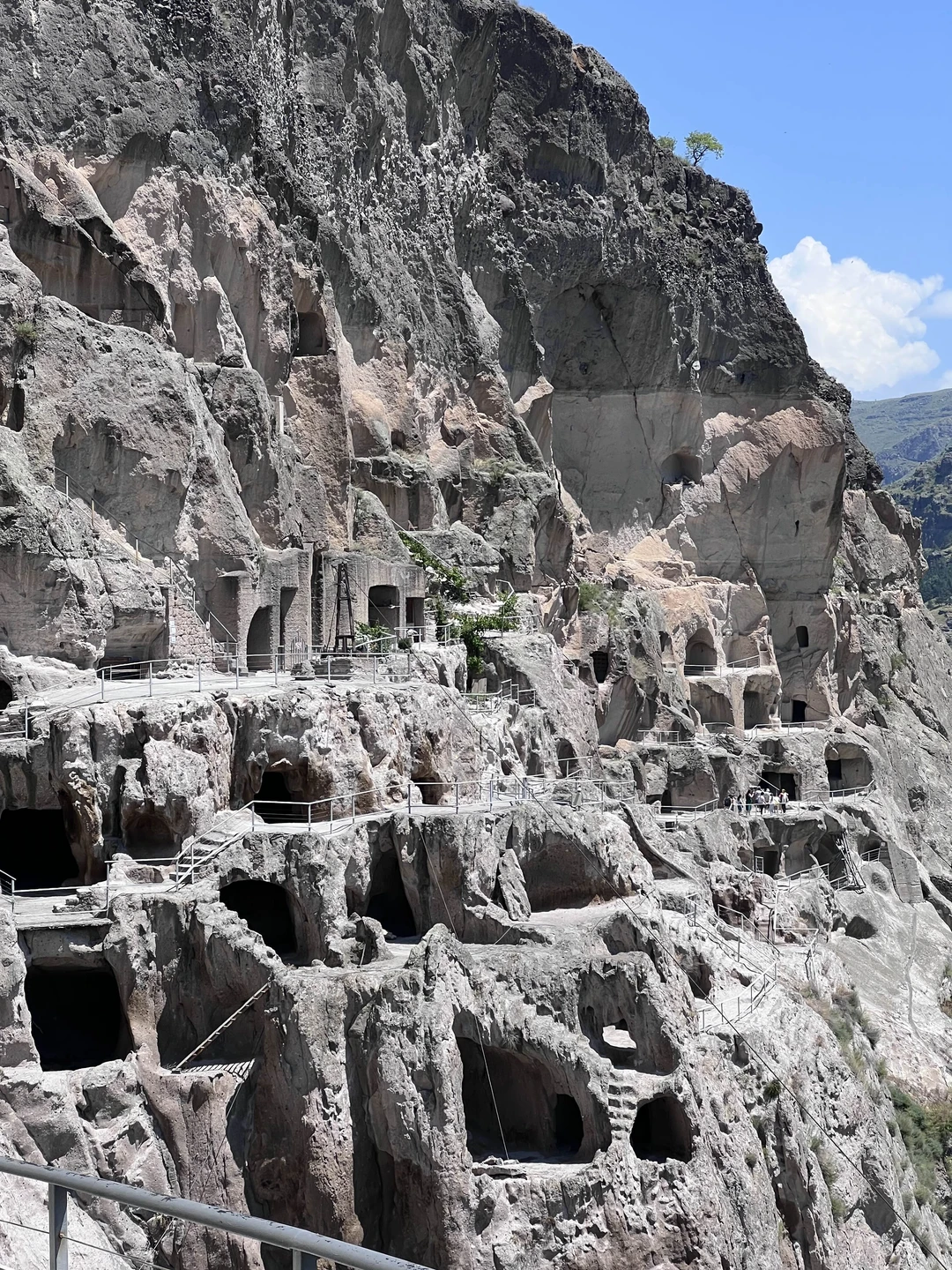 Места красивые, не очень понравилось как гид рассказывает,достаточно тихо, и плоховато по Русски говорит. Очень мало