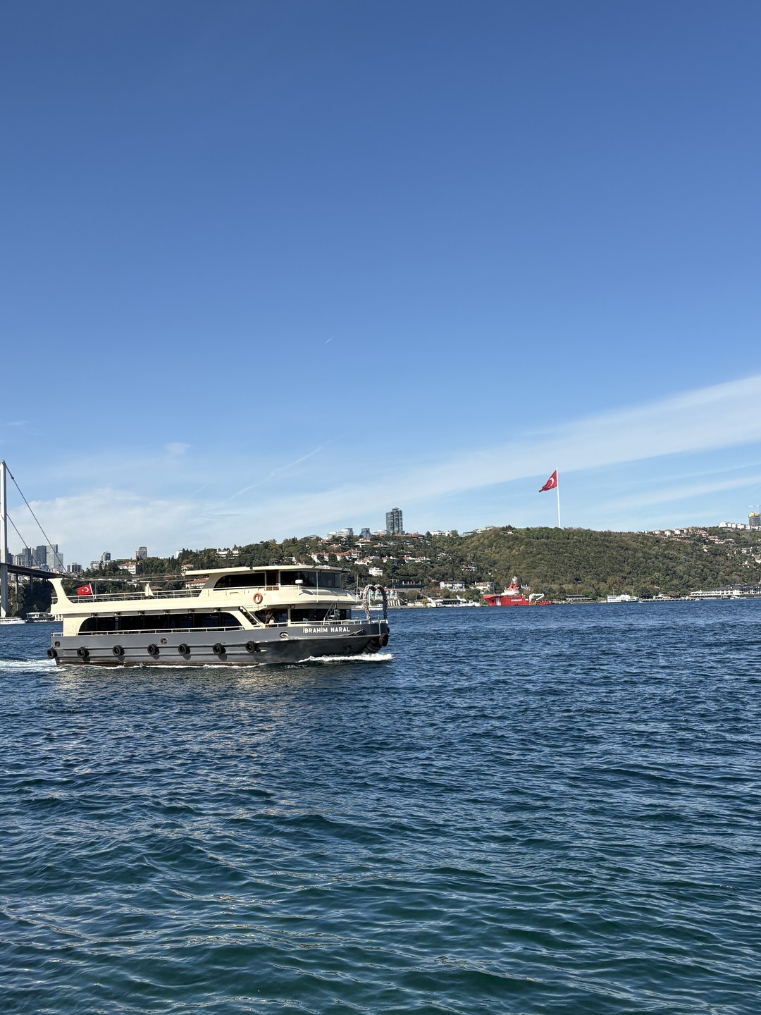 Нам очень понравилась экскурсия! Важно! Корабль с полностью открытой верхней палубой! 🙂 видели очень много тур