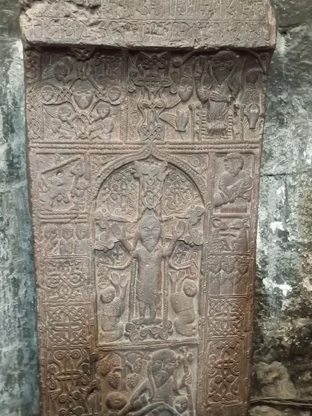 экскурсовод Ясмин вела экскурсию очень интересно на двух языках. Она прекрасно знает материал и подаёт его