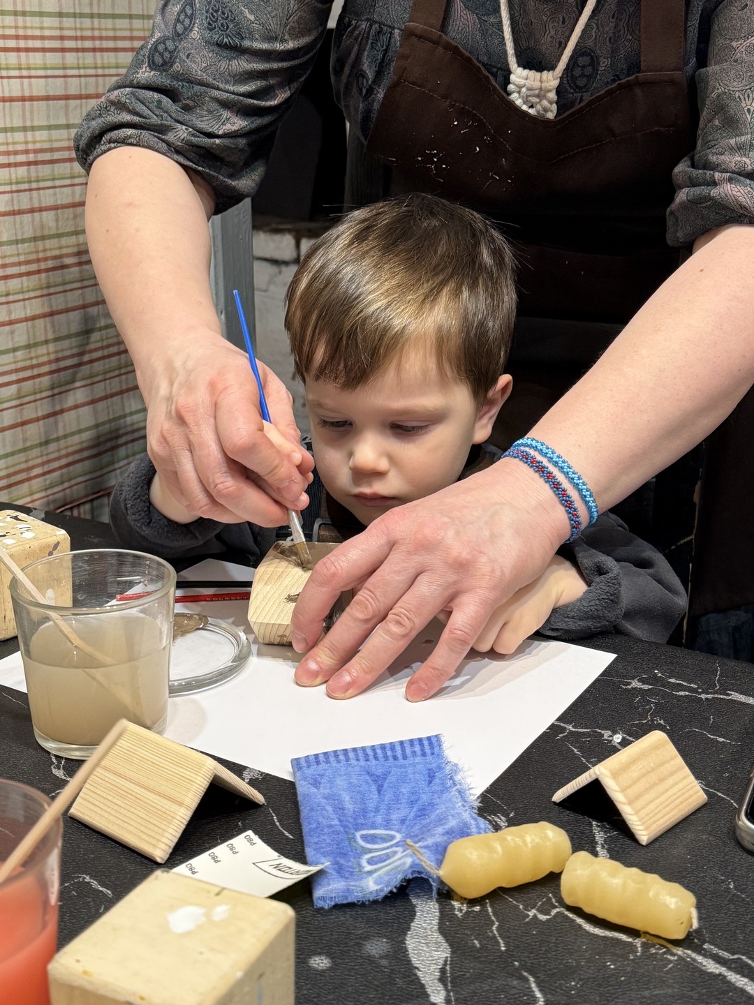 Нам с семьей очень понравился мастер класс. Были с детьми 3х и 4х лет, Екатерина не растрялась и отлично смогла их увлечь! Спасибо!