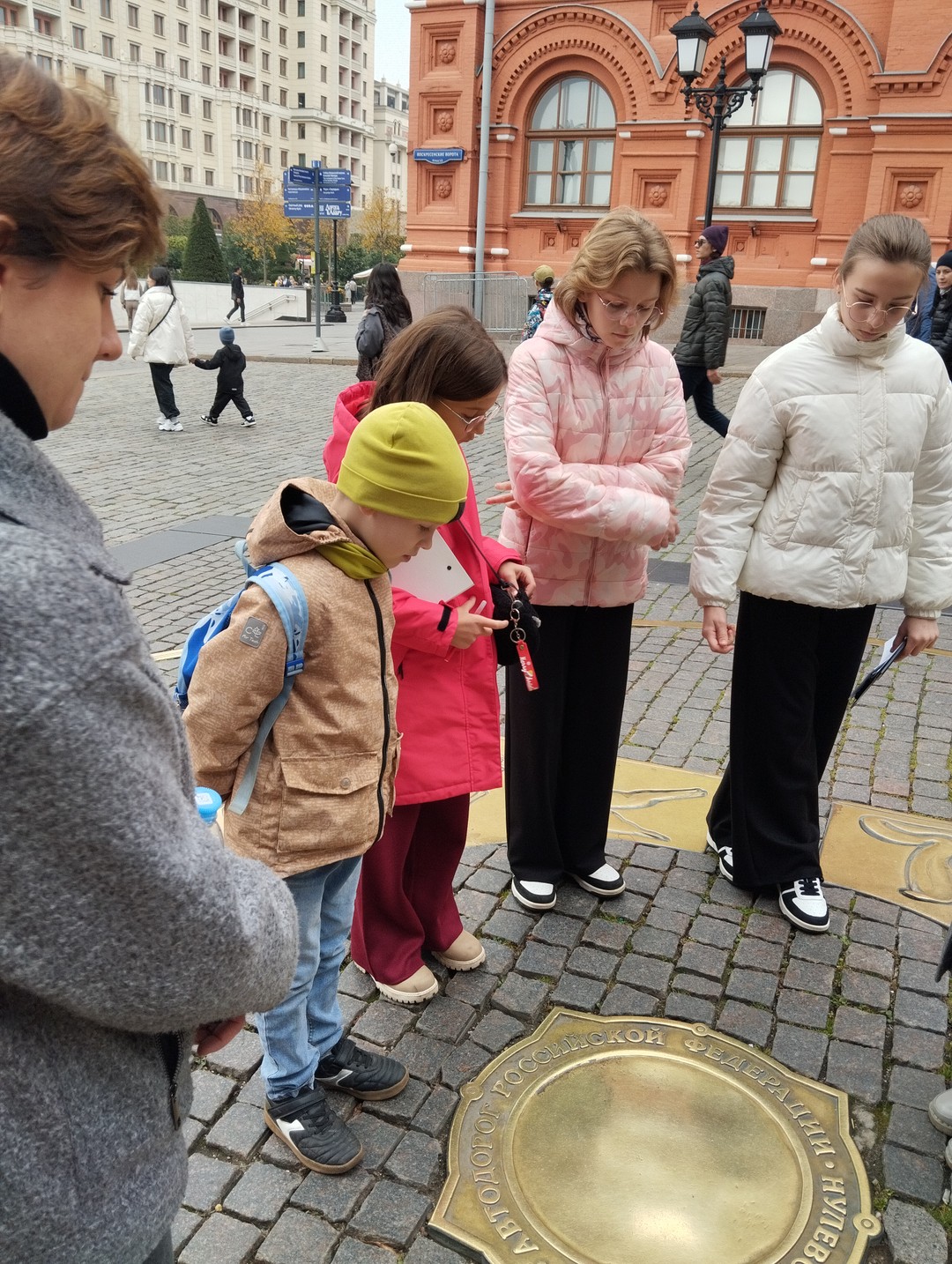 Были сегодня на экскурсии с детьми 7, 10 и 12 лет. Очаровательный экскурсовод вела квест-экскурсию очень