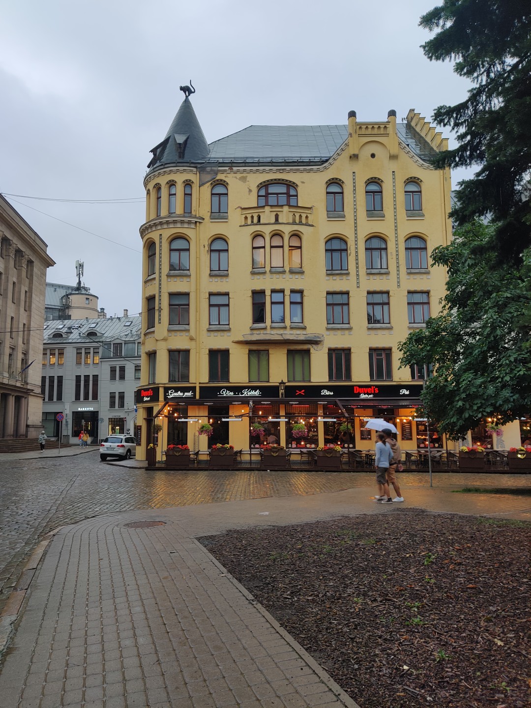 Лия прекрасный знающий гид. Очень важно даже в дождливый день когда многие отменяли экскурсии она пришла